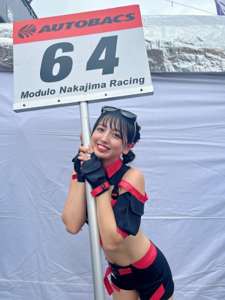 池永百合、スポーティで華やかなコスチューム姿にドキッ!