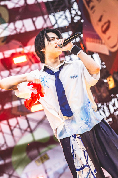 INI、雨のごぶごぶフェスでDAY2開幕！全8曲を全力パフォーマンス