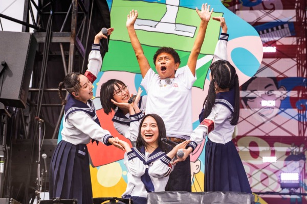 新しい学校のリーダーズ、ごぶごぶフェスで唯一無二の熱狂！浜田雅功CEOとハートポーズも