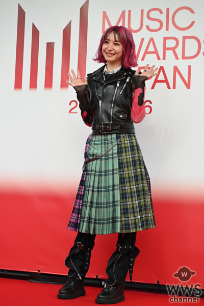 LiSA、ロックなスタイルでレッドカーペットに登場!〈MUSIC AWARDS JAPAN 2026〉