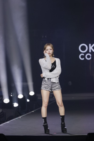 FRUITS ZIPPER・仲川瑠夏、GYDAロゴトップス×ショートデニムでクールな存在感＜OKINAWA COLLECTION 2026＞
