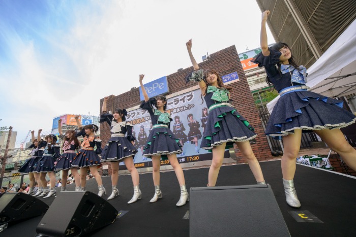 佐久間宣行プロデュースアイドル「ラフ×ラフ」新宿駅前で大規模なフリーライブを開催し、1522人が熱狂公約達成で「全国47都道府県巡業開催」が決定!