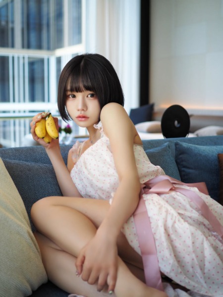 危険美！みもれもん、ガーリーなミニ丈からスラリ美脚に釘付け！