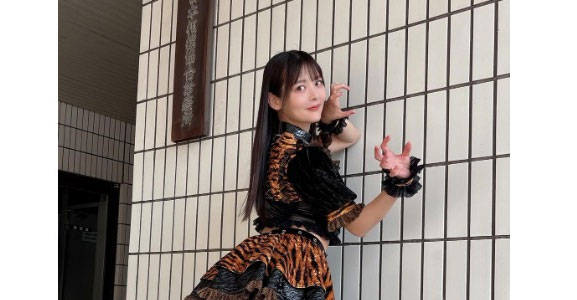 「いきなりセクシーポーズで悩殺」「美しいブラックホール」上坂すみれ、見事なバックショット！！