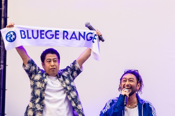 ORANGE RANGE、新宿歌舞伎町で一夜限りのゲリラライブ開催！BLUEGE RANGEとしてサッカー応援ムードを熱く盛り上げる