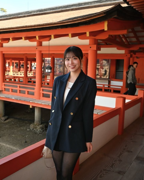野口結夢、脚線美チラ見せのジャケットコーデで嚴島神社を訪問