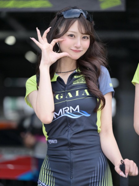 「スタイル抜群」神崎りの、蛍光カラーで華やかに！コスチューム姿を全身披露