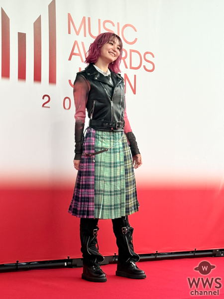 LiSA、ロックなスタイルでレッドカーペットに登場!〈MUSIC AWARDS JAPAN 2026〉