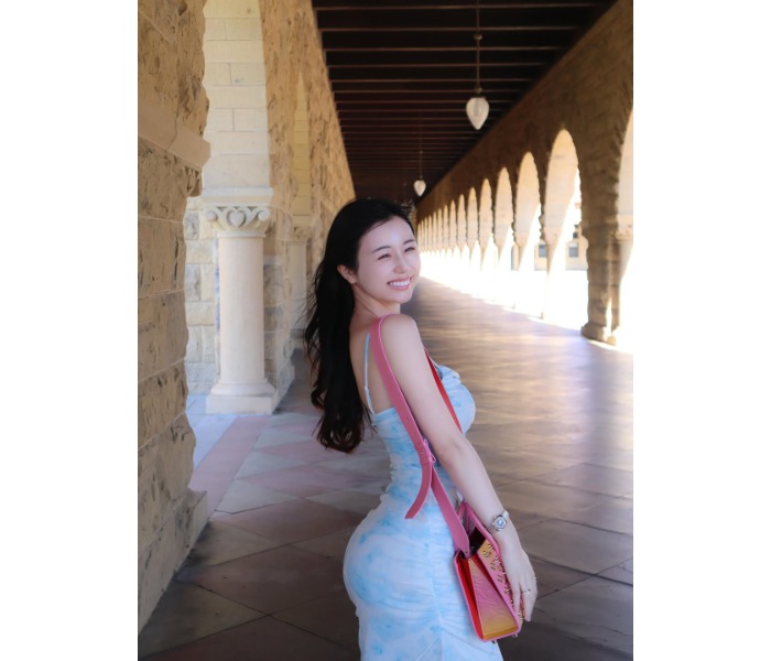 くりえみ、S字くびれがハッキリと！爽やかワンピで「Stanford university」