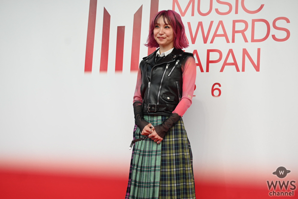 LiSA、ロックなスタイルでレッドカーペットに登場!〈MUSIC AWARDS JAPAN 2026〉
