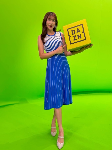 中川安奈、爽やかなグラデーションワンピースで美スタイル披露「青ストライプお似合いです」
