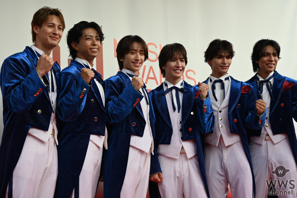 MATSURI、ブルーと白のタキシードでレッドカーペットに登場！〈MUSIC AWARDS JAPAN 2026〉