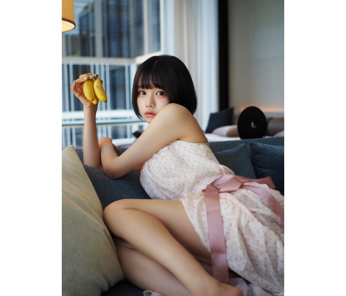 危険美！みもれもん、ガーリーなミニ丈からスラリ美脚に釘付け！