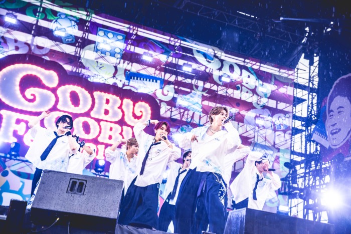 INI、雨のごぶごぶフェスでDAY2開幕！全8曲を全力パフォーマンス