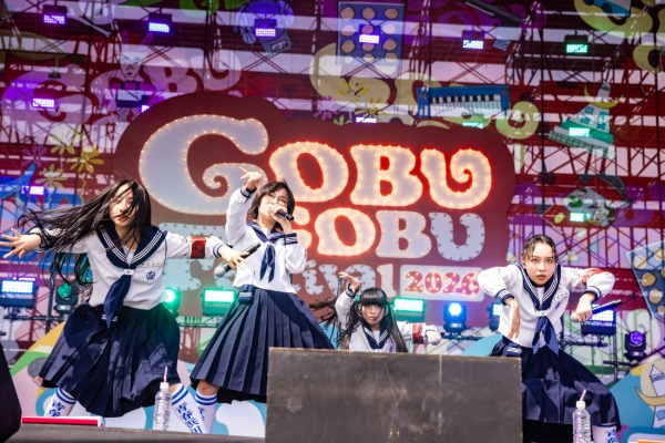 新しい学校のリーダーズ、ごぶごぶフェスで唯一無二の熱狂！浜田雅功CEOとハートポーズも