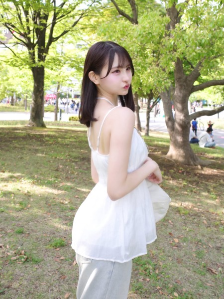 深江有恵、きらきら美肌の透明感あふれる清楚ホワイトワンピで魅了！