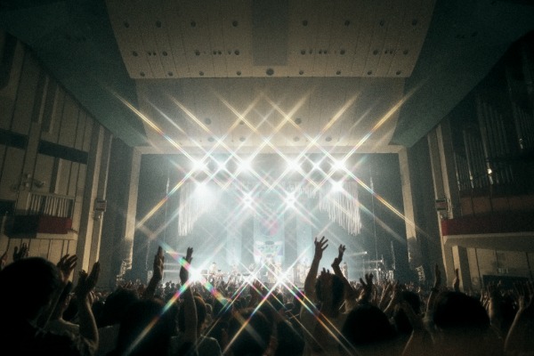 ハナレグミ、中村佳穂とのツーマンライブ「HOW BEAUTIFLOW!!」最終公演で大歓声！9月ワンマンライブ開催も発表