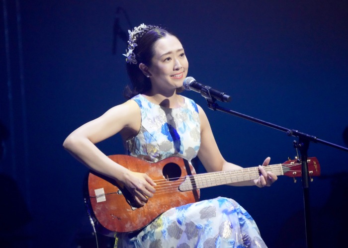 羽山みずき、デビュー10周年記念コンサートでギター弾き語りやシャンソンに初チャレンジ!由紀さおりがサプライズで登場!!