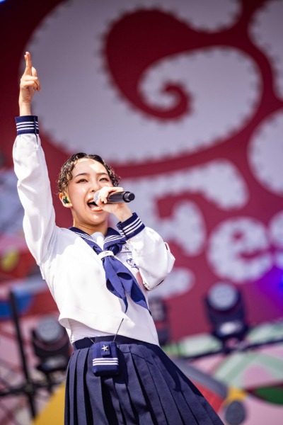 新しい学校のリーダーズ、ごぶごぶフェスで唯一無二の熱狂！浜田雅功CEOとハートポーズも