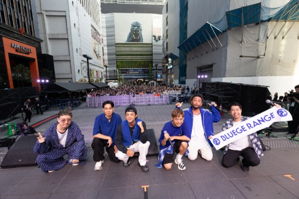 ORANGE RANGE、新宿歌舞伎町で一夜限りのゲリラライブ開催！BLUEGE RANGEとしてサッカー応援ムードを熱く盛り上げる
