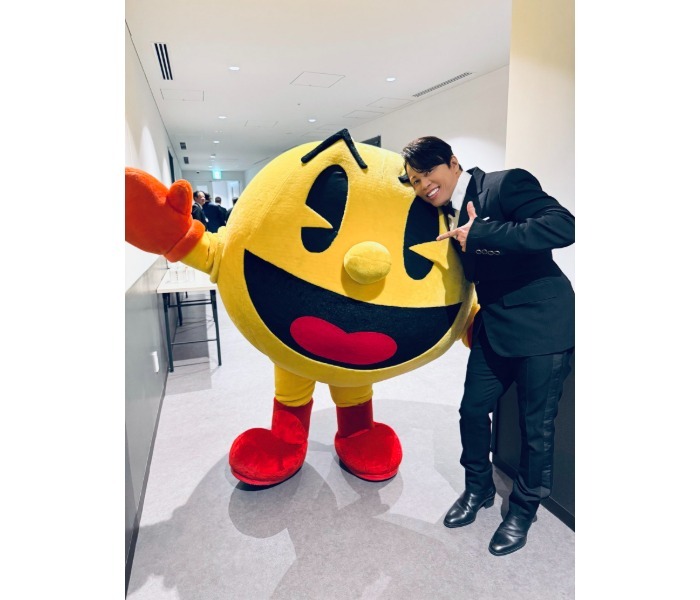 西川貴教、パックマンとの笑顔のツーショットを公開！Shibuya LOVEZオープニングセレモニーに出席