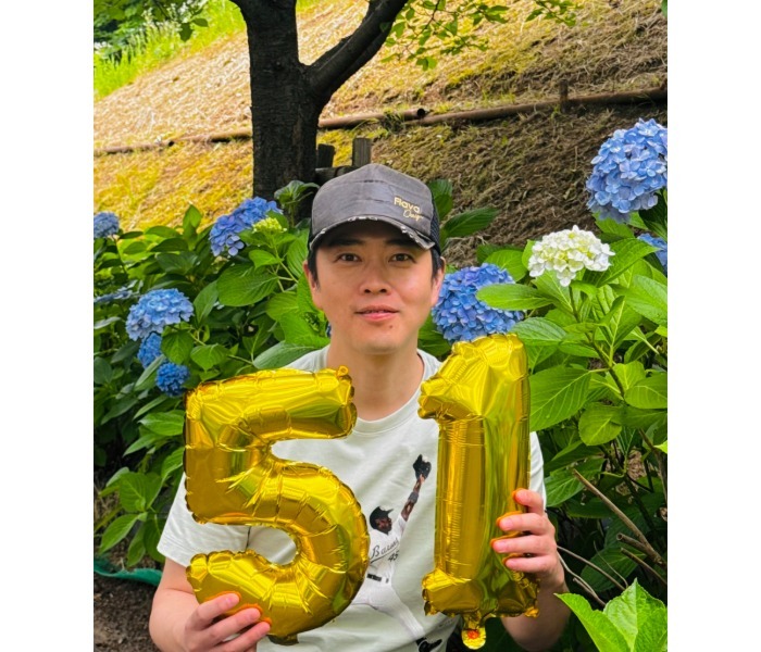大阪府知事・吉村洋文、キャップ＆Tシャツのカジュアルな装いで誕生日を報告！「38歳になりました…」