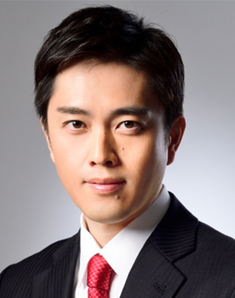 大阪府知事・吉村洋文、キャップ＆Tシャツのカジュアルな装いで誕生日を報告！「38歳になりました…」