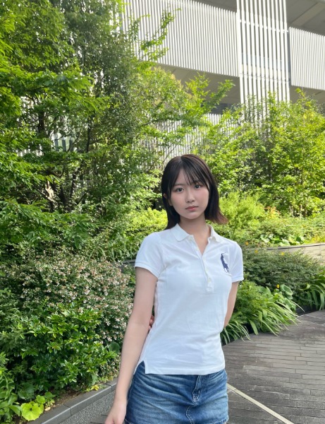 西川実花、ハイカットスニーカーとミニスカートで魅せる！健康美あふれる初夏コーデ披露