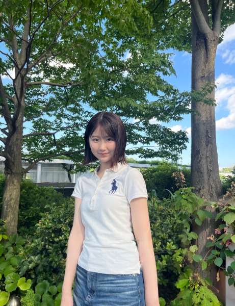 西川実花、ハイカットスニーカーとミニスカートで魅せる！健康美あふれる初夏コーデ披露