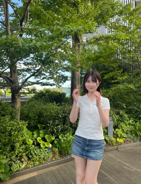 西川実花、ハイカットスニーカーとミニスカートで魅せる！健康美あふれる初夏コーデ披露
