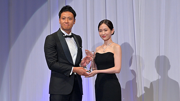 【動画】前田敦子、美スタイルで魅せるタイトめブラックワンピースで日本ジュエリーベストドレッサー賞30代部門受賞で思いを語る「40代、50代部門もまた呼んでいただけるような、そんな女性でいられるように！」