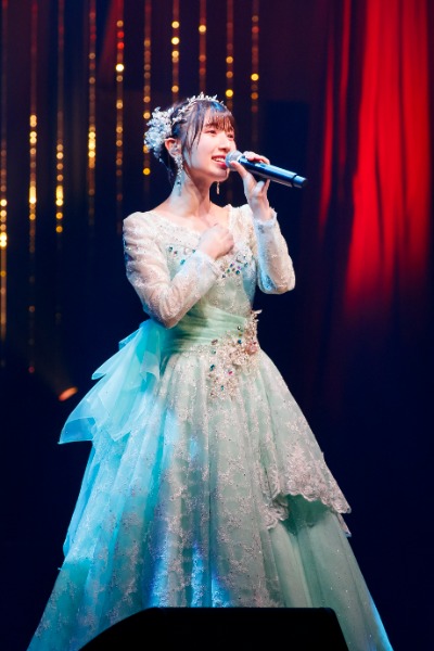 NMB48安部若菜、25歳の誕生日に卒業コンサート開催！淡いグリーンのドレス姿で8年半の活動に感謝