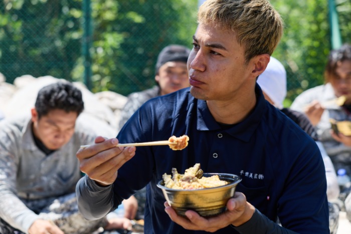 建設現場経験者のユージ、真夏の鉄塔塗装を体験！「僕たちが子供たちの未来を守るためにも、インフラメンテナンスを続けていく必要がある」