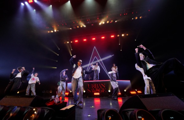 EXILE AKIRA、初のソロツアーが大阪で開幕！中務裕太、陣ら豪華ゲストも登場