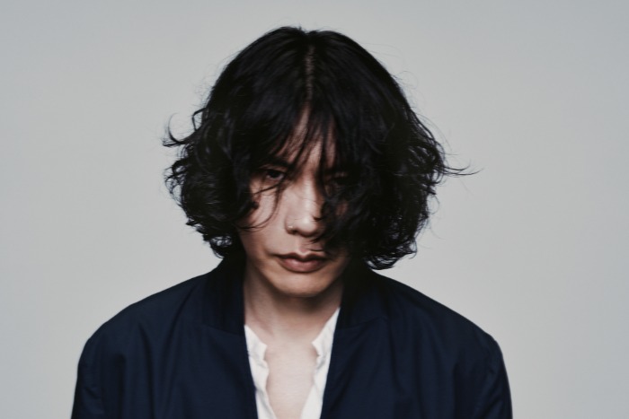 米津玄師、「夜鷹」ジャケットをモチーフにした「折り夜鷹」公開！自らの手で飛ばす折り紙に