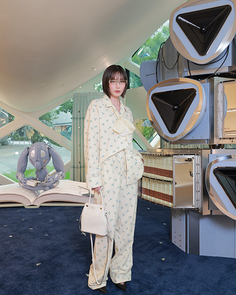【動画】本田翼、「PRADA」×「Gentle Monster」イベントにスタイリッシュなイエローコーデで登場！