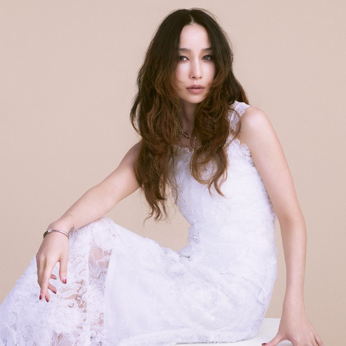 中島美嘉、ニューシングル「祈り、終われば」ジャケット写真を公開！