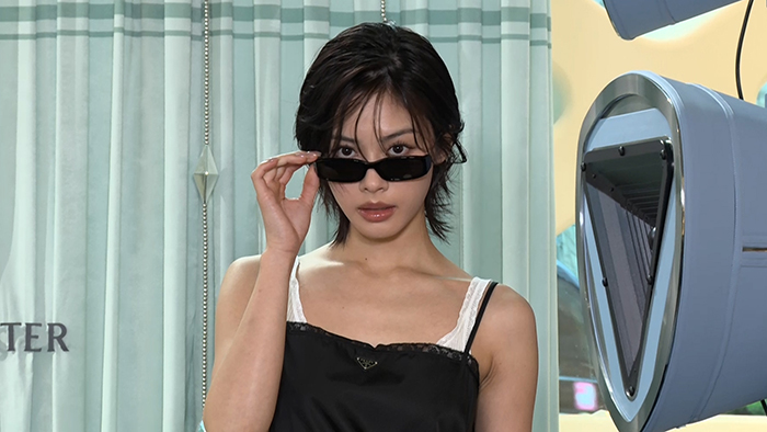 【動画】安斉星来、「PRADA」×「Gentle Monster」イベントにデコルテを大きく見せるグレーワンピースで登場！