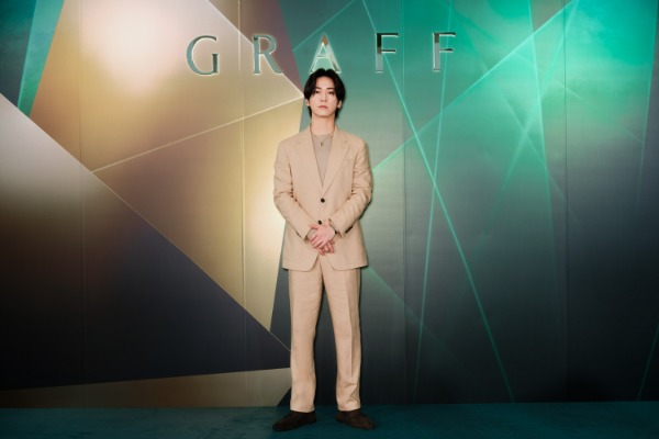 亀梨和也、グラフの新作ジュエリーを重ね付け！ダイヤモンド輝く華やかな装い