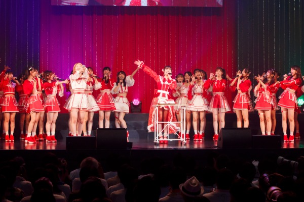 NMB48安部若菜、25歳の誕生日に卒業コンサート開催！淡いグリーンのドレス姿で8年半の活動に感謝