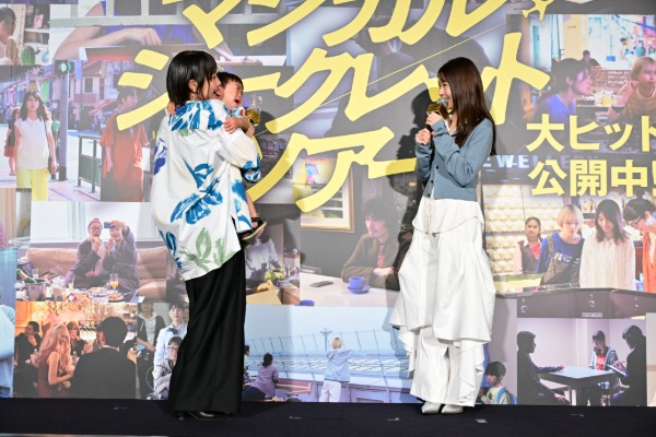 有村架純、撮影時の「我が子」と感動の再会　1歳の子役・才真くんから花束サプライズ