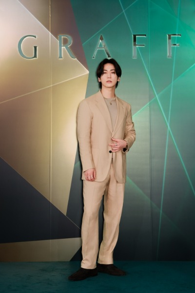 亀梨和也、グラフの新作ジュエリーを重ね付け！ダイヤモンド輝く華やかな装い