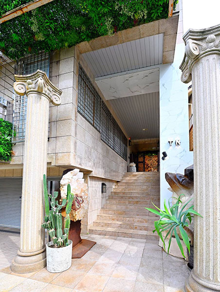「石王」プロデュースの光る石を活用した富裕層向けの総工費十数億円「住むショールーム」が福岡で話題に！！ 最初の訪問者で新居に「気」を入れてくれたのはGACKT。