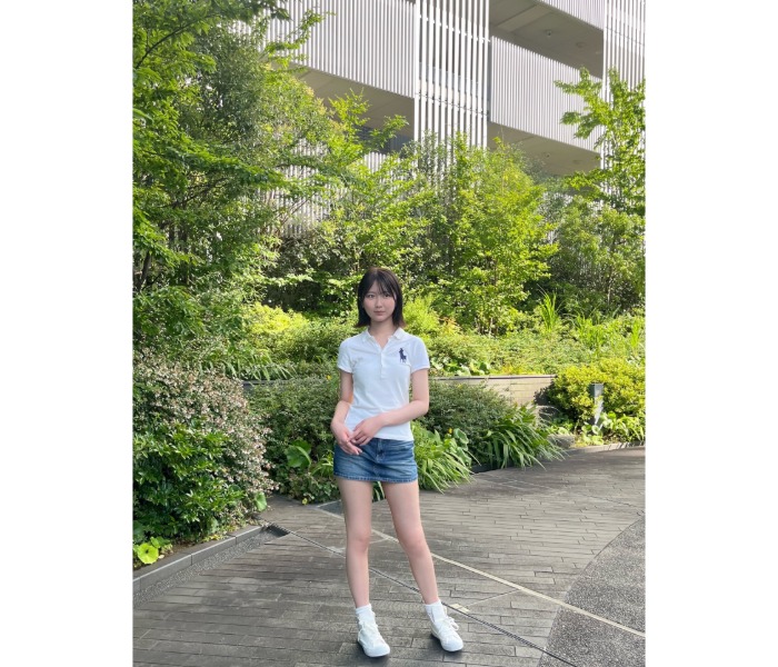 西川実花、ハイカットスニーカーとミニスカートで魅せる！健康美あふれる初夏コーデ披露
