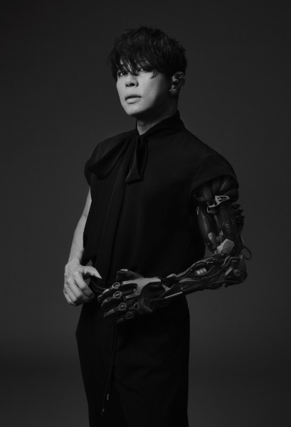 西川貴教、パックマンとの笑顔のツーショットを公開！Shibuya LOVEZオープニングセレモニーに出席
