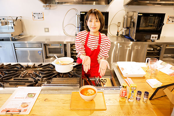 料理家・管理栄養士の長谷川あかりトークショーイベントを開催 「スパイスで楽しむ、夏の簡単すっきりおうちごはん」をテーマに調理実演 長谷川あかり「30歳を迎えることが本当に楽しみでした」