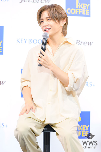 山田涼介、爽やかなアイボリーカラーのゆったりシャツ姿でコーヒー愛