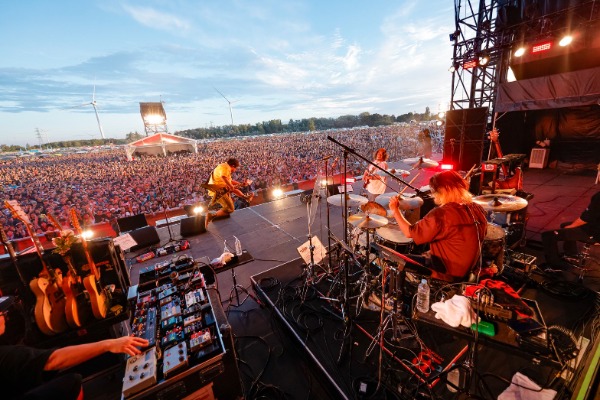 サンボマスター、RISING SUN ROCK FESTIVALで初の大トリ!12年ぶりの朝日と奇跡のフィナーレ