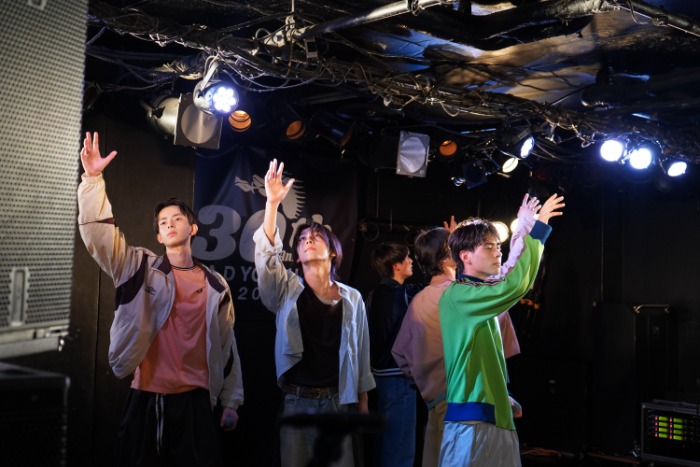 The Right Light、初ライブツアー「One Step」開幕！満員の観客と未来を照らす第一歩