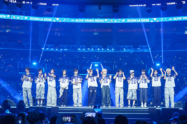KO1KEYZ (コイキーズ)、『KCON LA 2026』アメリカ・LAで初ライブパフォーマンス! デビュー曲「KO1KEYZ」を韓国語バージョンで全世界初披露